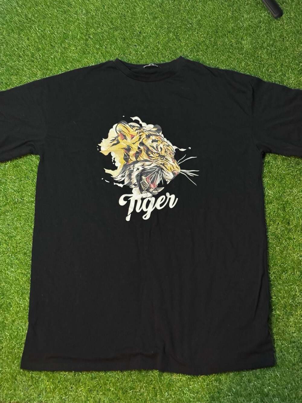 SHEIN Men's Casual Crew Neck Tiger Graphic Print T-Shirt in Black